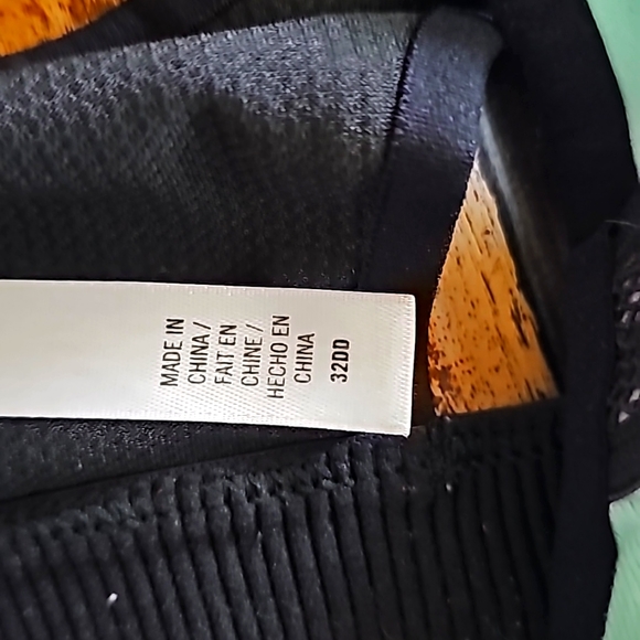 Victoria Secret Sport, Bra's 32 DD - Picture 10 of 13